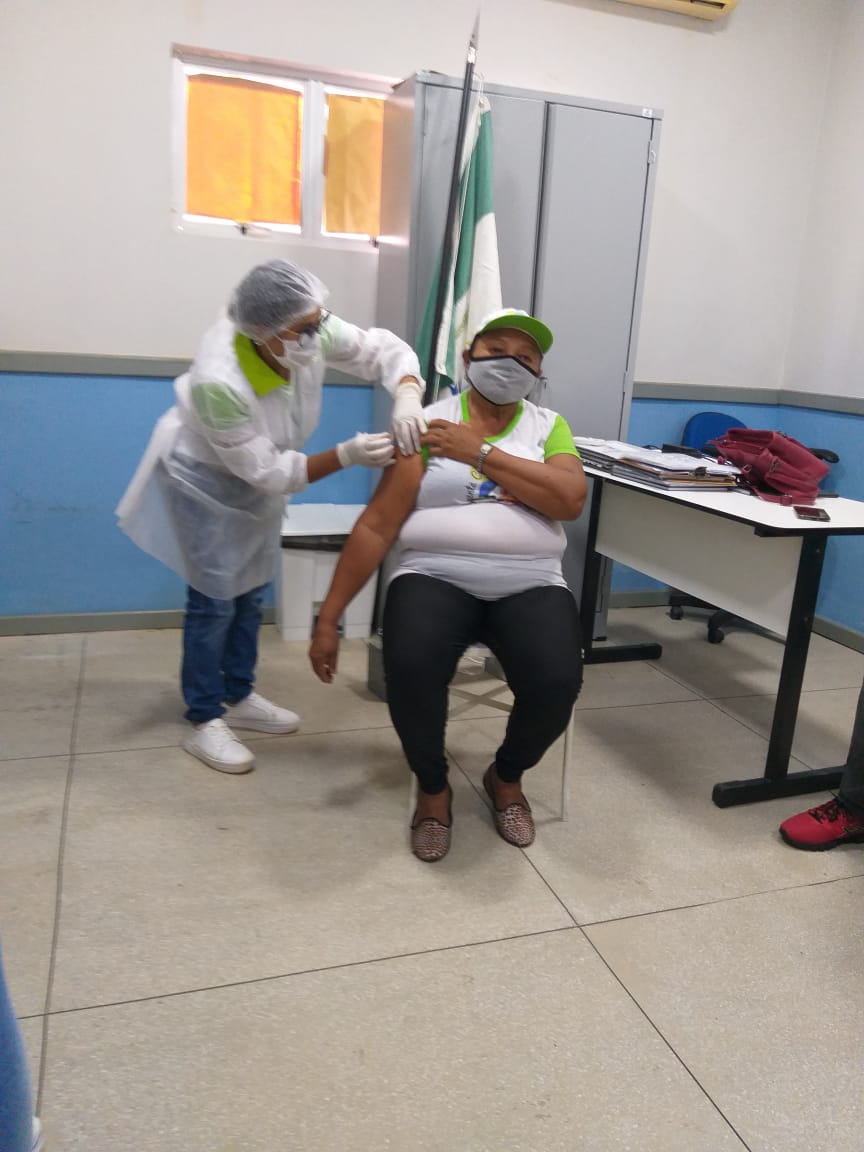 Imagem capa da notícia Agente Comunitária de Saúde  é a primeira pessoa vacinada contra Covid-19 em Francinópolis.