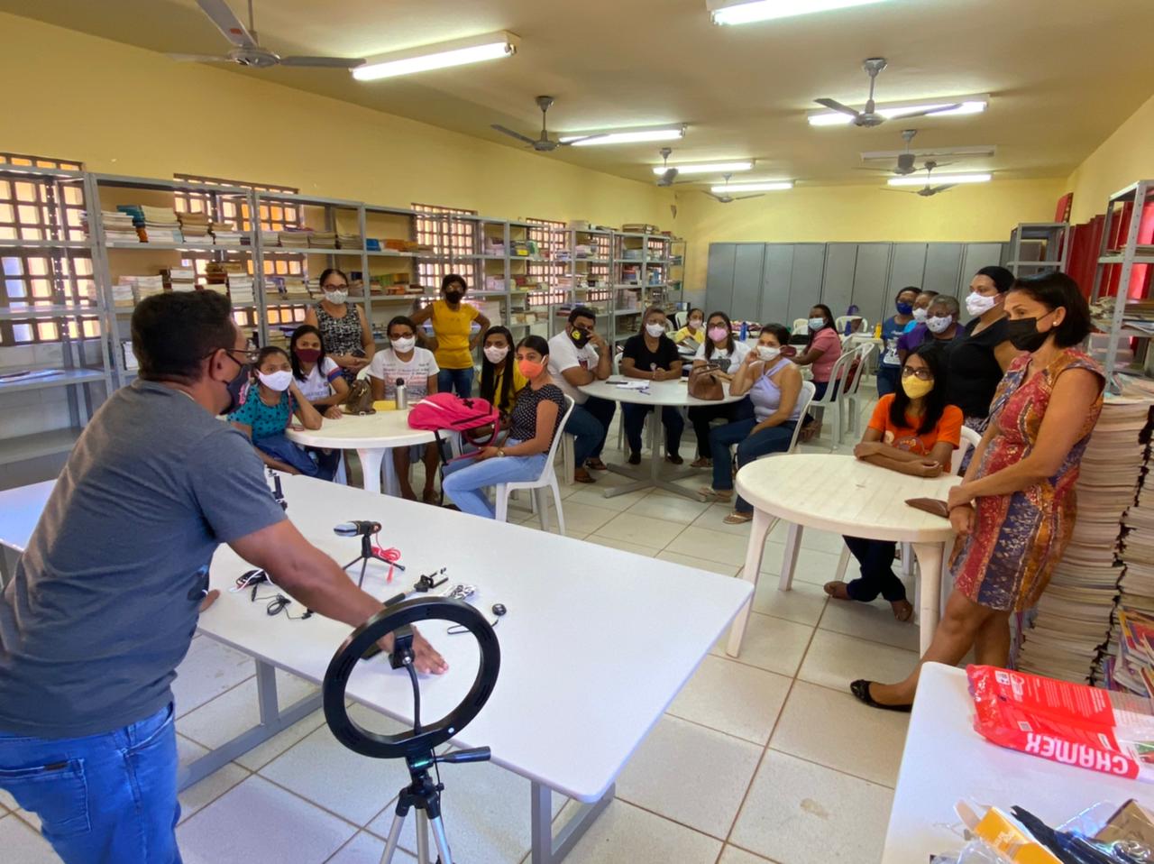 Imagem capa da notícia Secretária de Educação, Eliane Morais, iniciou a entrega de kits multimídia para escolas da Rede Municipal de Ensino