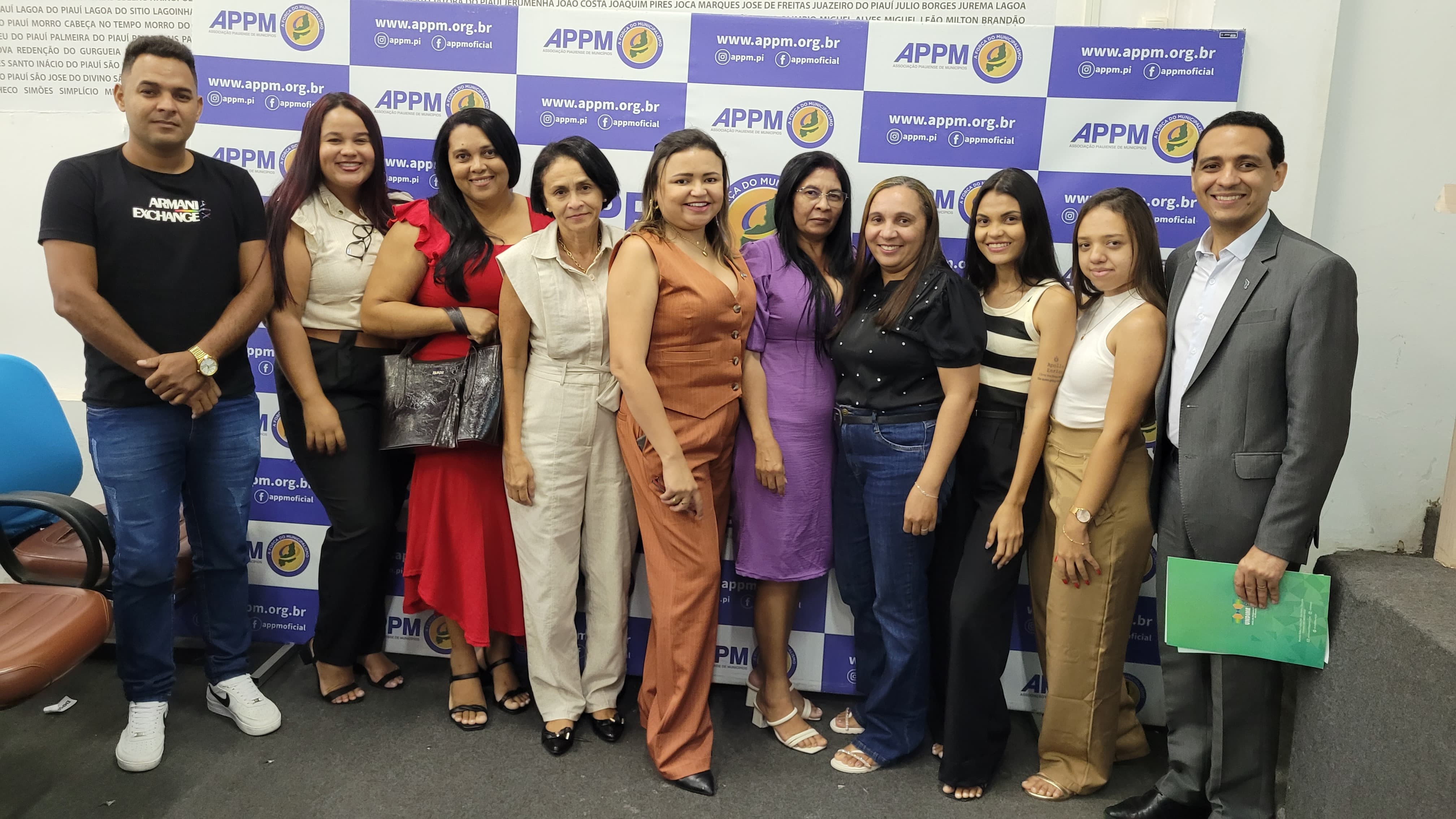 Imagem capa da notícia Secretária Municipal de Educação e atual presidente da Undime-PI, Gestores, secretários e equipe Técnica da SEMEC, participaram da capacitação promovido pela Undime-PI em Teresina.