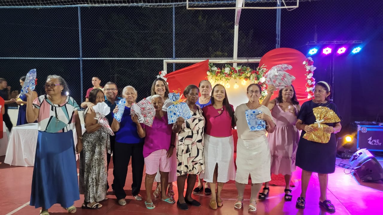 Imagem capa da notícia A Prefeitura de Francinópolis por meio da Secretaria Municipal de Assistência Social realiza linda homenagem às mães idosas do SCFV com música, jantar e presentes