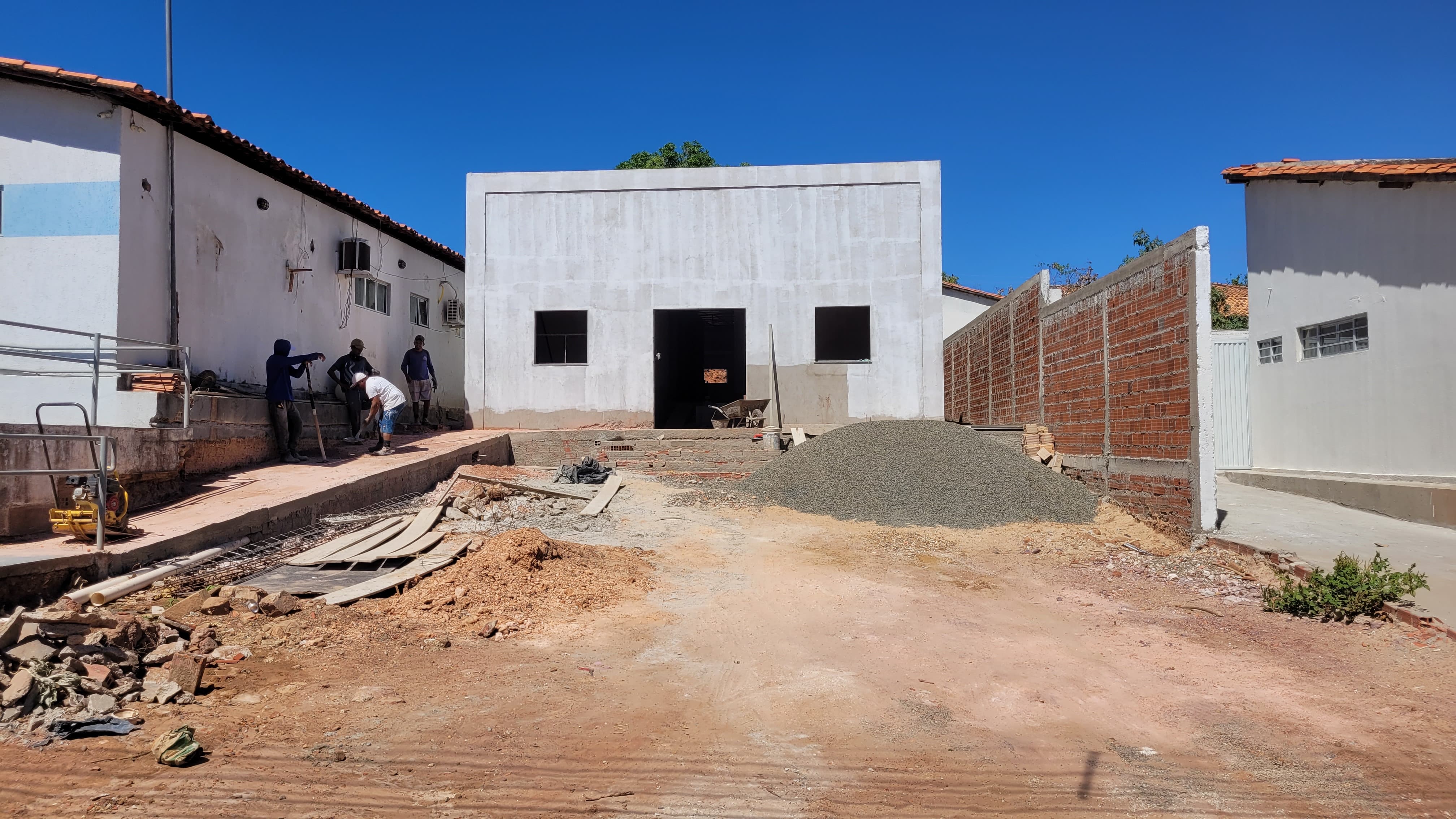 Imagem capa da notícia Prefeito Dr. Antonio Luiz realiza visitas técnicas a obras em andamento no município