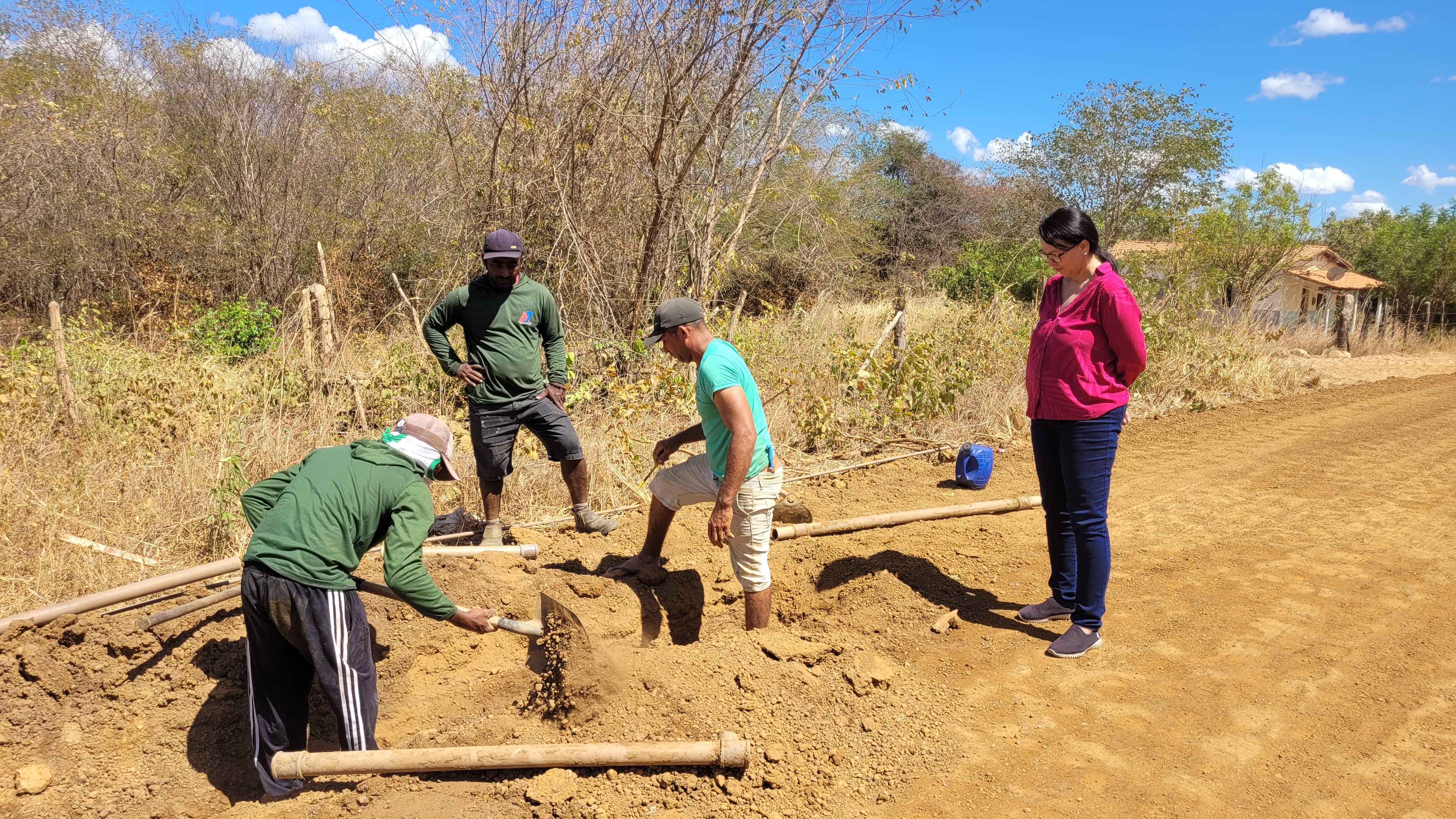 Imagem capa da notícia Secretária de administração e obras visita localidade Capoeiral para acompanhar manutenção da rede de abastecimento de água