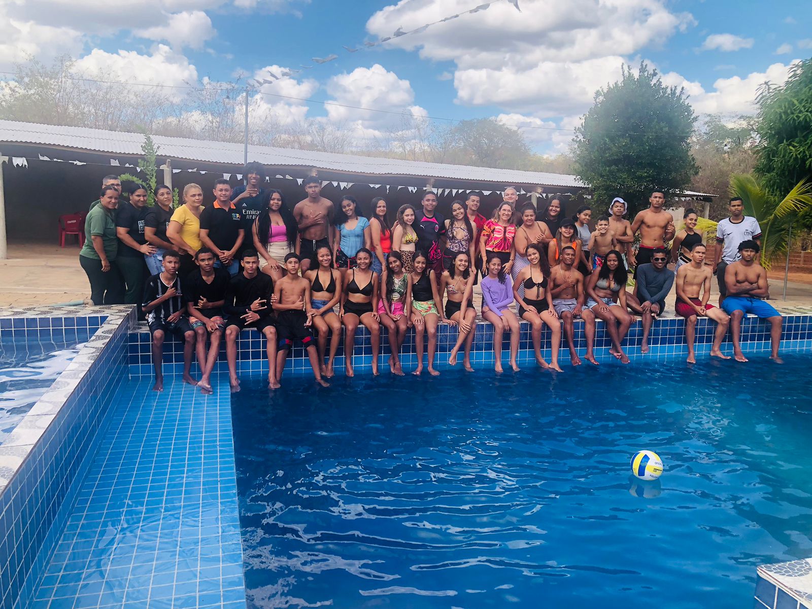 Imagem capa da notícia Secretaria Municipal de Assistência Social (SEMAS) promove dia de lazer para adolescentes da quadrilha junina Papagaios da Terra, participantes do Serviço de Convivência e Fortalecimento de Vínculos (SCFV) 