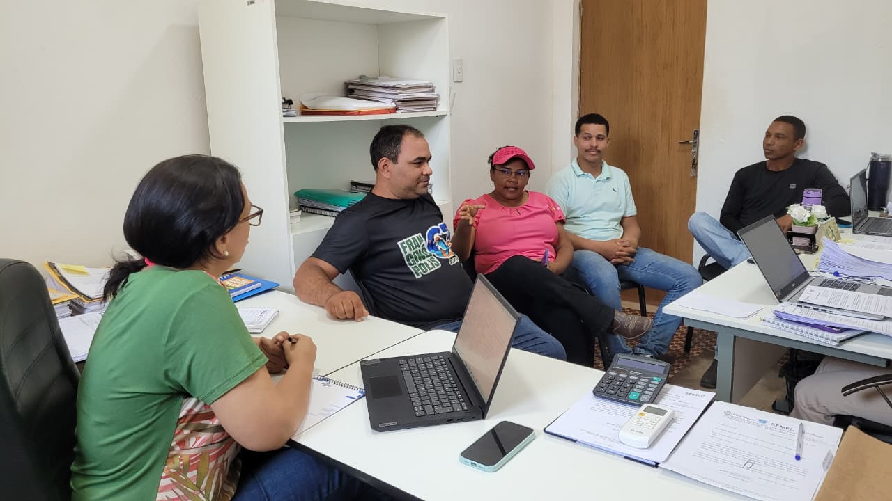 Imagem capa da notícia Secretarias de Administração, Obras e Agricultura realizam reunião para tratar de horta comunitária e Feira Territorial do Vale do Sambito